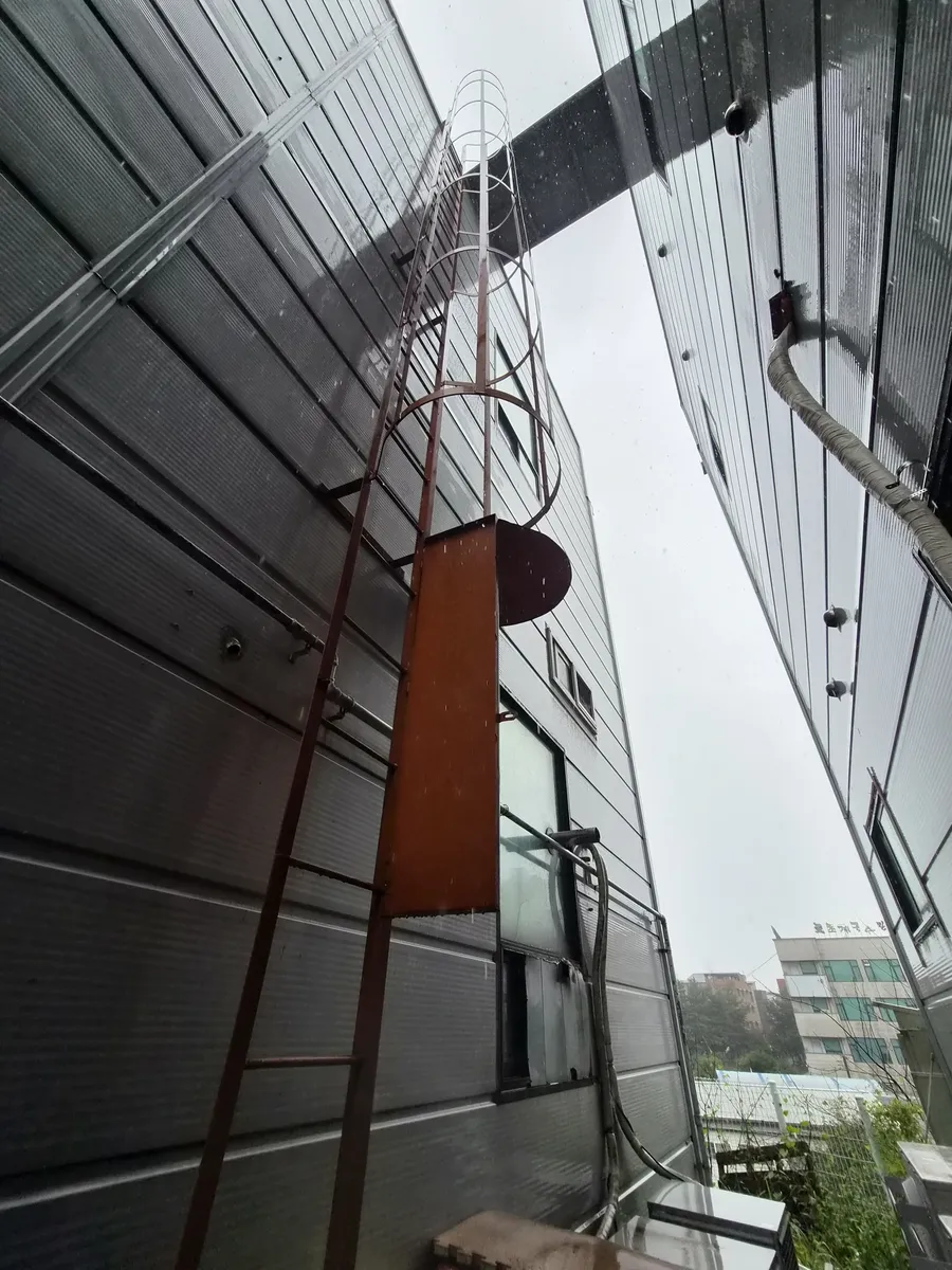 경기도 용인시 안전수직사다리설치 공장 고소작업대 시공 사진